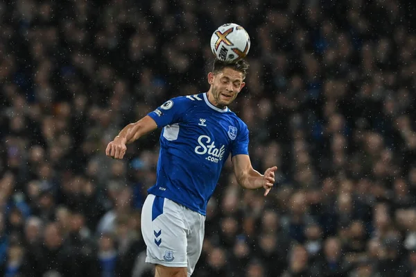 Everton 'dan James Tarkowski 9 Ekim 202' de Goodison Park, Liverpool 'da oynanan Premier League maçında topu sürüyor.