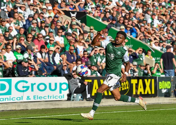 Plymouth Argyle Full Rygg Bali Mumba Styr Bollen Sky Bet — Stockfoto