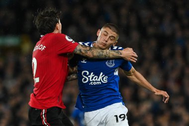 Everton 'dan Vitaliy Mykolenko # 19 ve Manchester United' dan Victor Lindelf # 2 Premier Lig maçı sırasında Everton Manchester United ile Goodison Park, Liverpool, Birleşik Krallık 'ta 9 Ekim 2022' de karşılaştı.