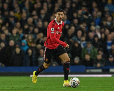 Manchester United takımının 7 numaralı oyuncusu Cristiano Ronaldo, 9 Ekim 202 'de Goodison Park, Liverpool' da oynanan Premier League maçında topu fırlattı.