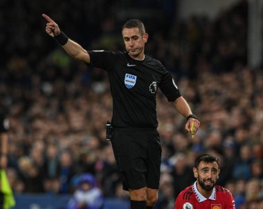 Hakem David Coote, Everton 'dan Anthony Gordon' a Premier League maçında sarı kart verdi. Everton, Manchester United 'a karşı Goodison Park, Liverpool, İngiltere, 9 Ekim 202