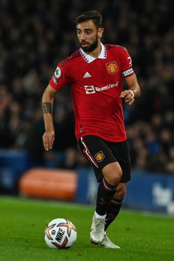 Manchester United takımından Bruno Fernandes, 9 Ekim 202 'de Goodison Park, Liverpool' da oynanan Premier League maçında topu kırdı.