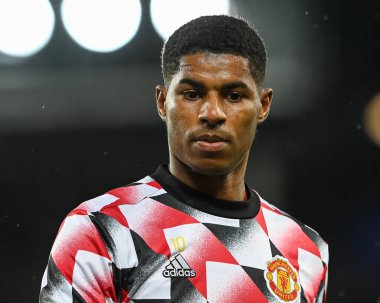 Manchester United 'dan Marcus Rashford # 10 Premier League karşılaşması öncesinde Goodison Park, Liverpool, İngiltere' de oynanan Everton-Manchester United maçında maç öncesi ısınma turunda