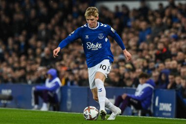 Everton 'dan Anthony Gordon 9 Ekim 202' de Goodison Park, Liverpool, İngiltere 'de oynanan Premier League maçı Everton-Manchester United maçında topa vuruyor.