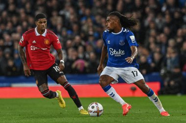 Everton 'dan Alex Iwobi # 17 Premier League maçında Manchester United' ın 10 numaralı oyuncusu Marcus Rashford 'u geçmenin bir yolunu arıyor Everton - Manchester United Goodison Park, Liverpool, İngiltere, 9 Ekim 202