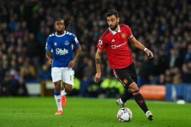 Manchester United takımından Bruno Fernandes, 9 Ekim 202 'de Goodison Park, Liverpool' da oynanan Premier League maçında topu kırdı.