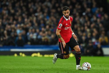 Manchester United takımından Bruno Fernandes, 9 Ekim 202 'de Goodison Park, Liverpool' da oynanan Premier League maçında topu kırdı.