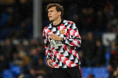 Manchester United 'dan Victor Lindelf # 2 Premier League maçı öncesinde Goodison Park, Liverpool, İngiltere' de oynanan Everton-Manchester United maçında maç öncesi ısınma turunda