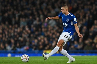 Everton 'dan Vitaliy Mykolenko Premier Lig maçında topu geçiyor Everton Manchester United' a karşı Goodison Park, Liverpool, İngiltere, 9 Ekim 202