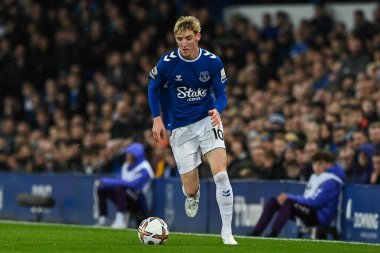 Everton 'dan Anthony Gordon 9 Ekim 202' de Goodison Park, Liverpool, İngiltere 'de oynanan Premier League maçı Everton-Manchester United maçında topa vuruyor.
