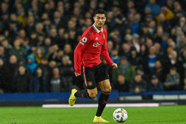 Manchester United 'dan Cristiano Ronaldo, 9 Ekim 202' de Goodison Park, Liverpool 'da oynanan Premier League maçında topu kırdı.