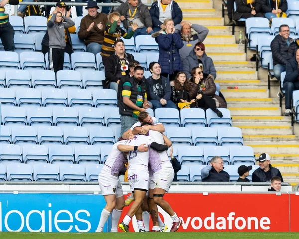 Die Spieler Der Northampton Saints Feiern Einen Last Minute Versuch — Stockfoto