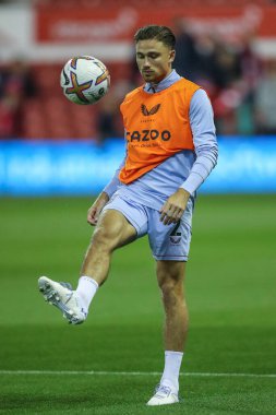 Maç öncesi ısınma turunda Aston Villa 'dan Matty Cash # 2 Premier League maçından önce Nottingham Forest, Aston Villa' ya karşı City Ground, Nottingham, İngiltere, 10 Ekim 202