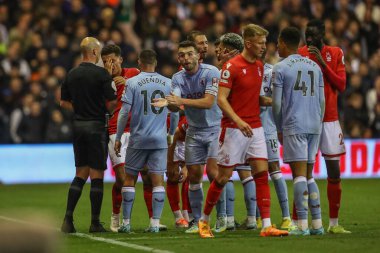 Nottingham Ormanı 'ndan Brennan Johnson # 20 Premier League maçı Nottingham Villa' ya karşı 10 Ekim 202 'de Nottingham, İngiltere' de oynanan Premier League maçı sırasında Aston Villa 'lı Douglas Luiz # 6.