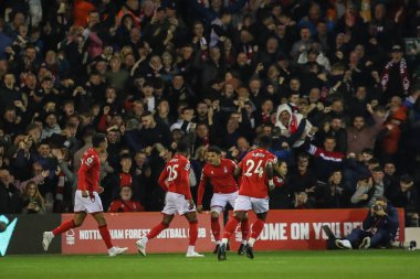 Nottingham Ormanı 'ndan 25. Emmanuel Dennis Premier Lig maçında Nottingham Forest, Nottingham, İngiltere' de 10 Ekim 202 'de Aston Villa' ya karşı 1-0 'lık galibiyet golünü kutluyor.