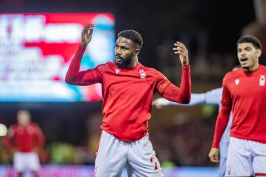 Nottingham Ormanı 'ndan Emmanuel Dennis 10 Ekim 202' de Nottingham Forest, Nottingham, İngiltere 'de Aston Villa' ya karşı oynanan Premier Lig maçında ev sahibi kalabalığı için çağrıda bulundu.