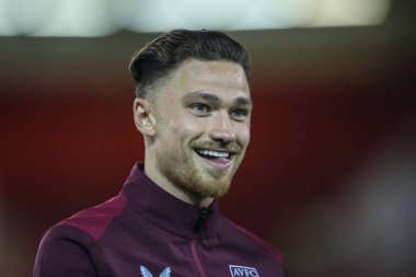 Aston Villa 'dan Matty Cash 10 Ekim 202' de Nottingham Forest ile Aston Villa arasındaki Premier Lig maçı öncesinde The City Ground 'a ulaştı.