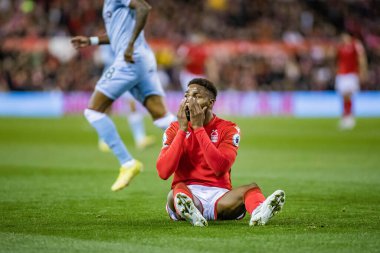 Nottingham Ormanı 'ndan Emmanuel Dennis # 25 Premier League maçı sırasında Nottingham Forest, Aston Villa' ya karşı City Ground, Nottingham, İngiltere 'de 10 Ekim 202' de faul yaptı.