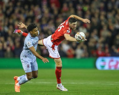 Nottingham Ormanı 'nın 26 numarası Aston Villa ve Scott McKenna' dan Ollie Watkins Premier Lig maçı sırasında Nottingham Forest 'a karşı Aston Villa City Ground, Nottingham, İngiltere' de 10 Ekim 202 'de oynanan maçta top için mücadele etti.