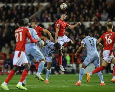 Nottingham Ormanı 'ndan Scott McKenna # 26 numara İngiltere' nin Nottingham şehrinde Premier Lig maçı Nottingham Forest 'a karşı Aston Villa maçında Aston Villa ile Tyrone Mings # 5 ile hava savaşı kazandı.
