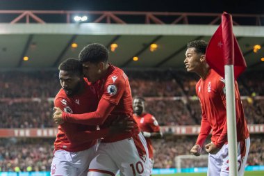 Nottingham Ormanı 'ndan Emmanuel Dennis Nottingham Forest' ın Aston Villa 'ya karşı oynadığı 10 Ekim 202' de Nottingham, İngiltere 'de Premier Lig maçında gol atmasını kutluyor.