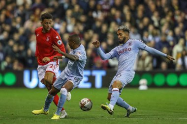 Aston Villa 'dan Douglas Luiz # 6 Premier League maçında Nottingham Ormanı' nın 20 numarası Brennan Johnson 'dan bir pas aldı Nottingham Forest, Aston Villa' ya karşı City Ground, Nottingham, Birleşik Krallık, 10 Ekim 202