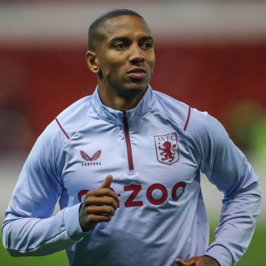 Aston Villa 'dan Ashley Young # 18 Premier Lig maçından önceki ısınma turunda Nottingham Forest, Aston Villa' ya karşı City Ground, Nottingham, İngiltere, 10 Ekim 202