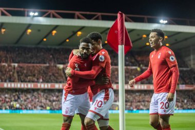 Nottingham Ormanı 'ndan Emmanuel Dennis Nottingham Forest' ın Aston Villa 'ya karşı oynadığı 10 Ekim 202' de Nottingham, İngiltere 'de Premier Lig maçında gol atmasını kutluyor.