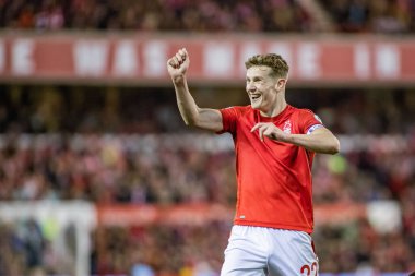 Nottingham Ormanı 'ndan Ryan Yates 10 Ekim 202' de Nottingham Forest 'a karşı Aston Villa' da oynanan Premier League maçında çizgi hakemi ile bir fıkra paylaştı.