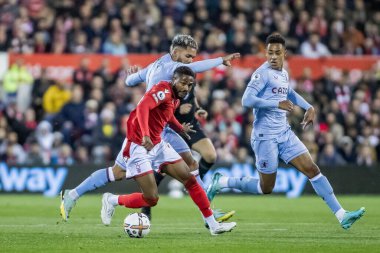 Nottingham Ormanı 'ndan Emmanuel Dennis # 25 Premier League maçında Nottingham Forest, Aston Villa' ya karşı City Ground, Nottingham, İngiltere, 10 Ekim 202