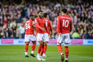 Nottingham Ormanı 'ndan Emmanuel Dennis # 25 numara Nottingham Ormanı' ndan Morgan Gibbs-White # 10 of Nottingham Forest maçı sırasında Nottingham Forest 'a karşı Aston Villa' yı 10 Ekim 202 'de Nottingham, İngiltere' de kutluyor.