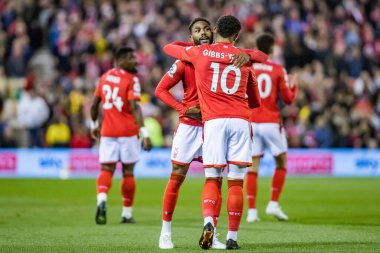 Nottingham Ormanı 'ndan Emmanuel Dennis # 25 numara Nottingham Ormanı' ndan Morgan Gibbs-White # 10 of Nottingham Forest maçı sırasında Nottingham Forest 'a karşı Aston Villa' yı 10 Ekim 202 'de Nottingham, İngiltere' de kutluyor.