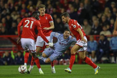 Aston Villa 'dan Emi Buenda # 10 Premier League maçı sırasında Nottingham Ormanı' ndan Cheikhou Kouyat # 21 ile Nottingham Ormanı arasında oynanan City Ground, Nottingham, İngiltere, 10 Ekim 2022 'de Aston Villa maçında faul yaptı.