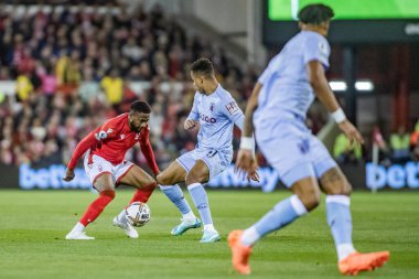 Nottingham Ormanı 'ndan Emmanuel Dennis # 25 Premier League maçında Nottingham Forest, Aston Villa' ya karşı City Ground, Nottingham, İngiltere, 10 Ekim 202