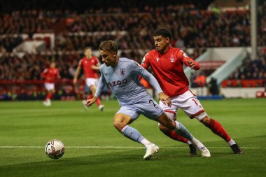 Aston Villa 'dan Matty Cash # 2, Nottingham Forest' ın Nottingham Forest 'a karşı oynadığı 10 numaralı maçı sırasında Nottingham Ormanı' ndan Morgan Gibbs-White 'ın baskısı altında topu tutuyor.