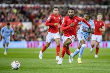 Nottingham Ormanı 'ndan 25 numaralı Emmanuel Dennis Premier Lig maçında Nottingham Forest, Aston Villa' ya karşı City Ground, Nottingham, İngiltere 'de 10 Ekim 202' de top avlıyor.