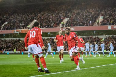 Nottingham Ormanı 'ndan Emmanuel Dennis Nottingham Forest' ın Aston Villa 'ya karşı oynadığı 10 Ekim 202' de Nottingham, İngiltere 'de Premier Lig maçında gol atmasını kutluyor.