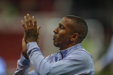 Aston Villa 'dan Ashley Young Premier Lig maçından önce Nottingham Forest, Aston Villa' ya karşı City Ground, Nottingham, İngiltere 'de 10 Ekim 202' de oynanan gezgin taraftarları alkışlıyor.