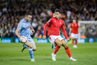 Nottingham Ormanı 'ndan Brennan Johnson # 20 Premier League maçında Villa savunmasını geçmek için bakıyor Nottingham Forest, Aston Villa' ya karşı City Ground, Nottingham, İngiltere, 10 Ekim 202