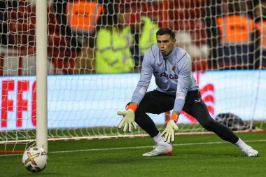 Aston Villa 'dan Emiliano Martnez # 1 Premier Lig maçından önceki ısınma turunda Nottingham Forest, Aston Villa' ya karşı City Ground, Nottingham, İngiltere, 10 Ekim 2022
