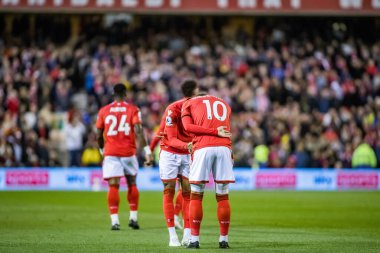 Nottingham Ormanı 'ndan Emmanuel Dennis # 25 numara Nottingham Ormanı' ndan Morgan Gibbs-White # 10 of Nottingham Forest maçı sırasında Nottingham Forest 'a karşı Aston Villa' yı 10 Ekim 202 'de Nottingham, İngiltere' de kutluyor.