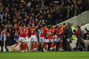 Nottingham Ormanı 'ndan 25. Emmanuel Dennis Premier Lig maçında Nottingham Forest, Nottingham, İngiltere' de 10 Ekim 202 'de Aston Villa' ya karşı 1-0 'lık galibiyet golünü kutluyor.