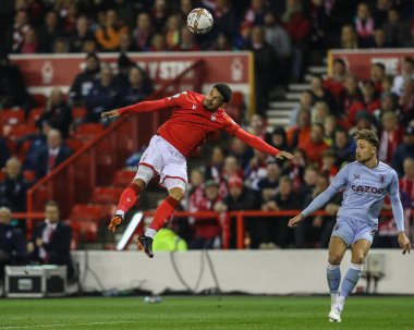 Nottingham Ormanı 'ndan Morgan Gibbs-White # 10 Premier League maçında Nottingham Forest, Aston Villa' ya karşı City Ground, Nottingham, İngiltere 'de 10 Ekim 202' de topu kazanmak için sıçradı.
