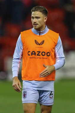 Maç öncesi ısınma turunda Aston Villa 'dan Matty Cash # 2 Premier League maçından önce Nottingham Forest, Aston Villa' ya karşı City Ground, Nottingham, İngiltere, 10 Ekim 202