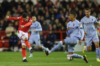 Nottingham Ormanı 'ndan Morgan Gibbs-White # 10 Premier Lig maçında Nottingham Forest' a karşı Aston Villa 'nın 10 Ekim 202' de Nottingham, İngiltere 'de oynadığı Aston Villa maçında Aston Villa' dan Ezri Konsa # 4 blok yaptı.