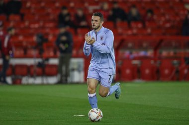 Aston Villa 'dan John McGinn 10 Ekim 202' de Nottingham Forest ile Aston Villa arasında oynanan Premier League maçından önce gezgin taraftarları alkışlıyor.