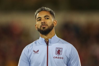 Aston Villa 'dan Douglas Luiz Premier Lig maçı sırasında Nottingham Forest, Aston Villa' ya karşı City Ground, Nottingham, İngiltere, 10 Ekim 202