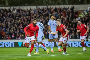Nottingham Ormanı 'ndan Emmanuel Dennis Nottingham Forest' ın Aston Villa 'ya karşı oynadığı 10 Ekim 202' de Nottingham, İngiltere 'de Premier Lig maçında gol atmasını kutluyor.