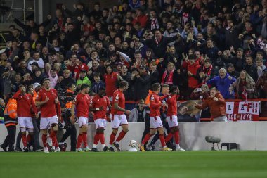 Nottingham Ormanı 'ndan 25. Emmanuel Dennis Premier Lig maçında Nottingham Forest, Nottingham, İngiltere' de 10 Ekim 202 'de Aston Villa' ya karşı 1-0 'lık galibiyet golünü kutluyor.