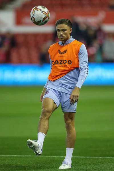 Maç öncesi ısınma turunda Aston Villa 'dan Matty Cash # 2 Premier Lig karşılaşması öncesinde Nottingham Forest, Aston Villa' ya karşı City Ground, Nottingham, İngiltere, 10 Ekim 202